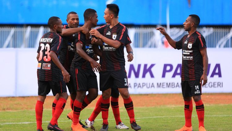 Para pemain Persipura Jayapura melakukan doa bersama sebelum pertandingan. Copyright: Â© Instagram@persipurapapua1963