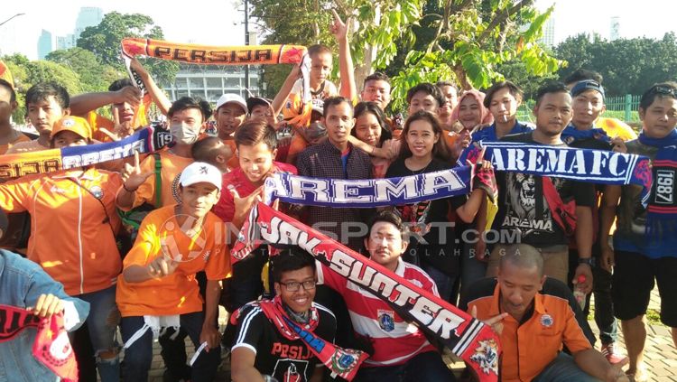 Jakmania dan Aremania merupakan dua suporter klub sepak bola Indonesia yang dikenal memiliki hubungan harmonis. Copyright: © Petrus Manus Da' Yerimon/INDOSPORT
