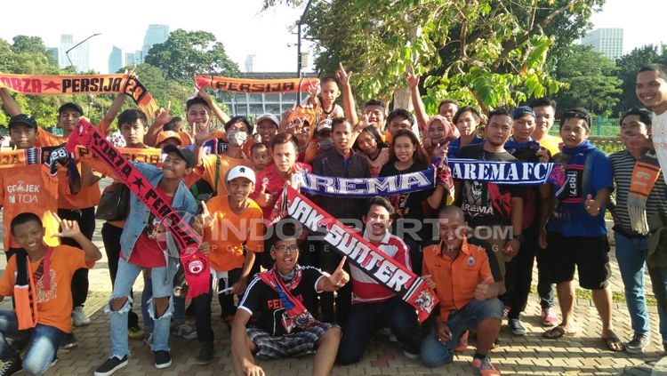 Jakmania dan Aremania di GBK. Copyright: © Petrus Manus Da' Yerimon/INDOSPORT