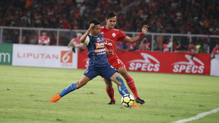 Menurut pelatih Persib Bandung, Mario Gomez, tidak turunnya izin dari kepolisian bukanlah alasan utama mengapa laga Persija Jakarta vs Persib diundur. Copyright: Â© Grafis: Eli Suhaeli/INDOSPORT