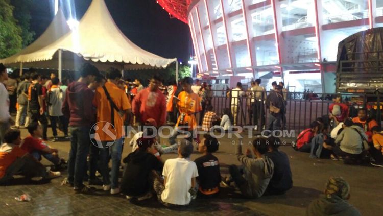 Jakmania memberikan dukungan tiada henti, tidak hanya di dalam stadion tetapi juga di luar GBK. Copyright: © Petrus Manus Da' Yerimon/INDOSPORT