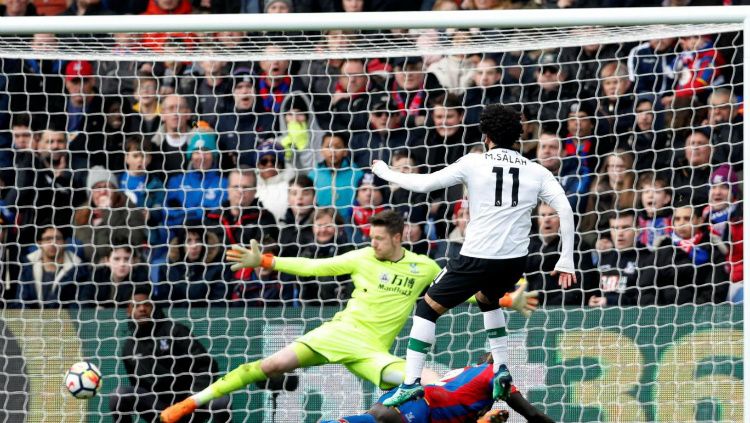 Mohamed Salah mencetak gol kemenangan Liverpool (31/03/18). Copyright: © Reuters