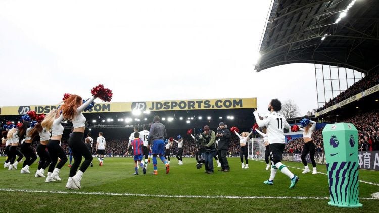 Pemain-pemain Liverpool memasuki lapangan di Stadion Selhurst Park. Copyright: © Reuters