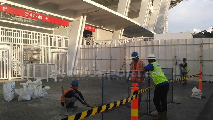 Lantai luar area VIP Stadion GBK dibongkar untuk dipasang tiang penyangga. Copyright: © Petrus Manus Da' Yerimon/INDOSPORT