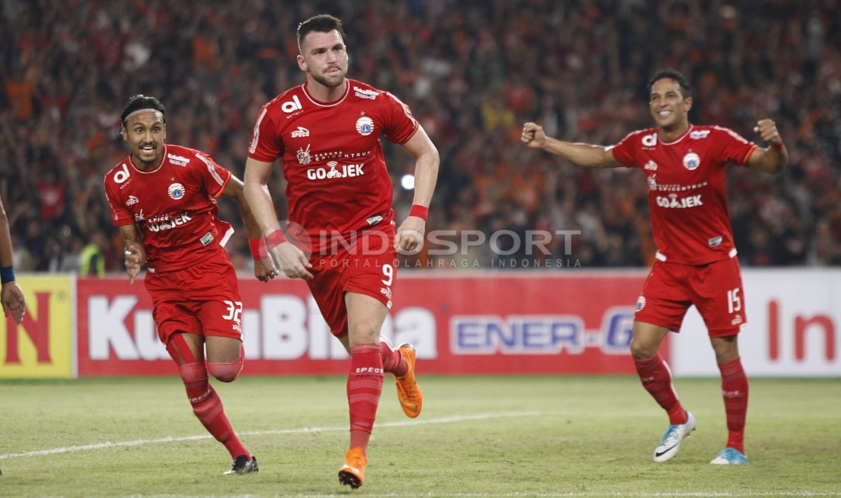 Selebrasi Marko Simic dan rekannya atas gol kedua ke gawang Arema. Copyright: © Herry Ibrahim/INDOSPORT