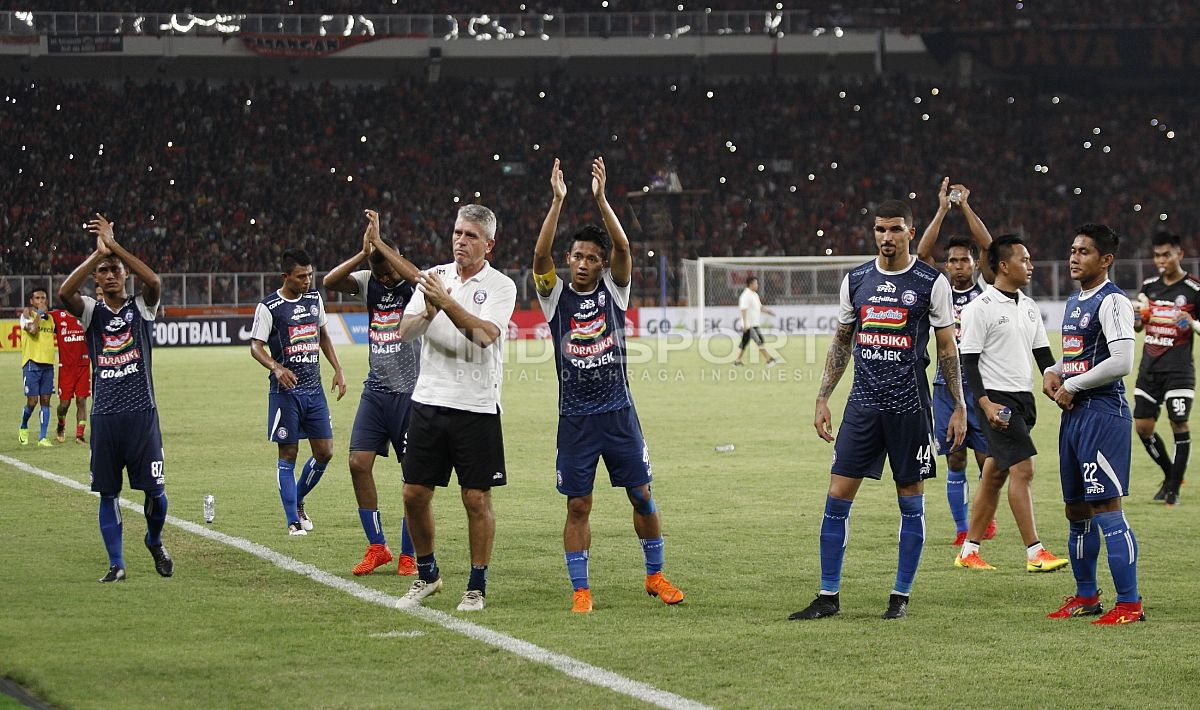 Para pemain Arema FC memberikan penghormatan kepada Aremania usai pertandingan. Copyright: © Herry Ibrahim/INDOSPORT