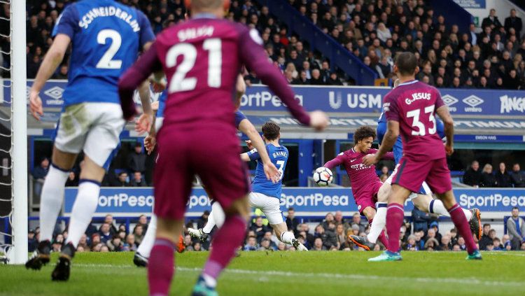 Penyerang Man City Leroy Sane melepaskan tembakan ke arah gawang Everton. Copyright: © Getty Images