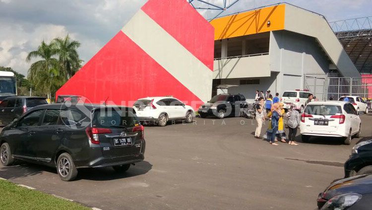 Tempat Parkir Stadion Gelora Sriwijaya. Copyright: © Muhammad Effendi/INDOSPORT