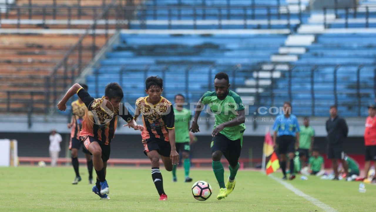 Ricky kayame berusaha melewati pemain Surabaya Muda Copyright: © media persebaya