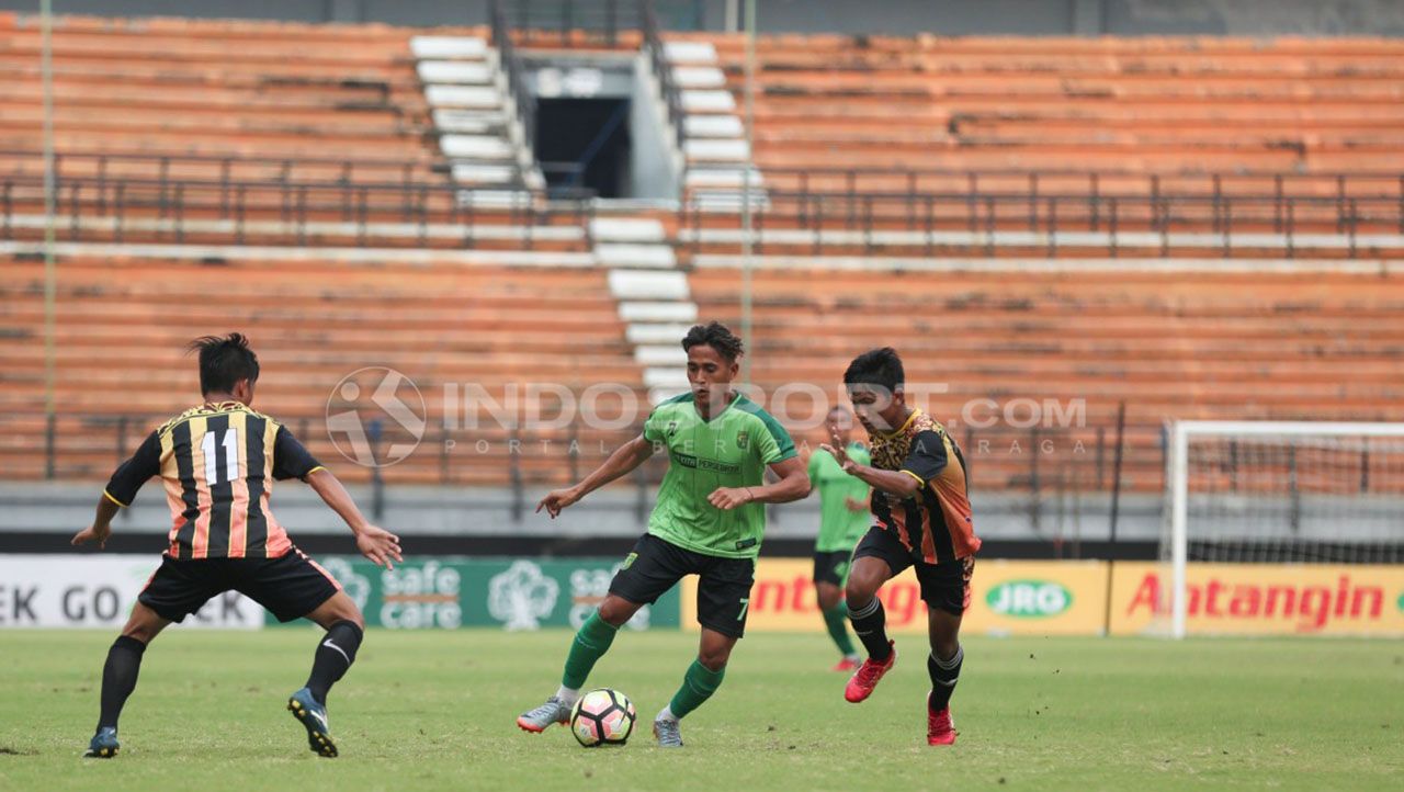 M Saimima dihadang dua pemain Surabaya Muda. Copyright: © media persebaya