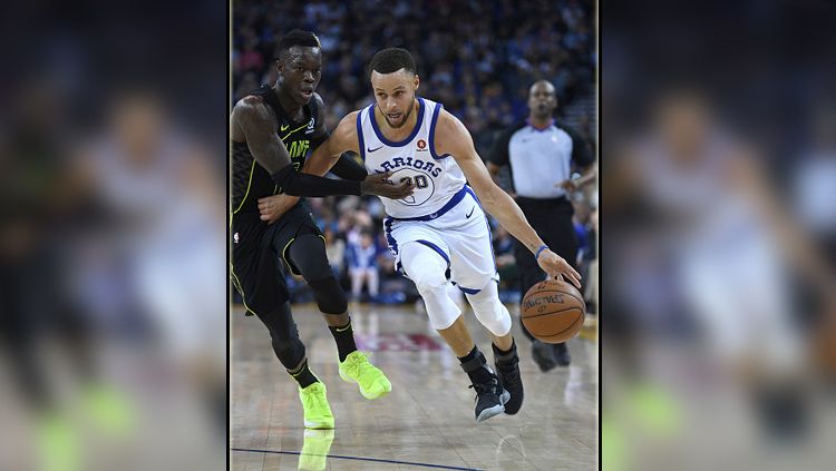 Stephen Curry (kanan) saat masih membela Golden State Warriors pada 25 Maret 2018 lalu melawan Atlanta Hawks. Copyright: © Getty Images