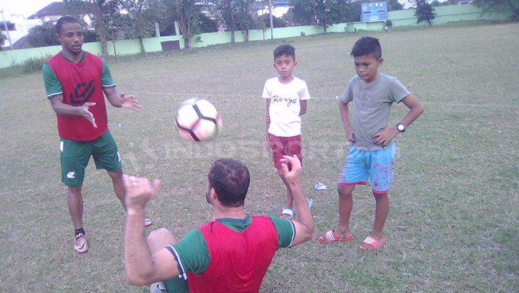 Sadney Urikhob terima bola dari Reinaldo Lobo dalam sesi latihan. Copyright: © Kesuma Ramadhan/INDOSPORT