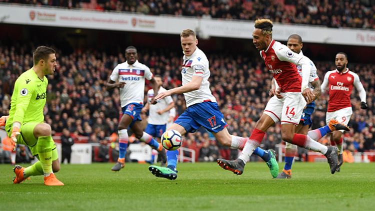 Pierre Emerick Aubameyang mencetak gol saat melawan Stoke City. Copyright: © Getty Images