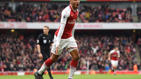 Pierre Emerick Aubameyang mencetak gol saat melawan Stoke City. Copyright: © Getty Images