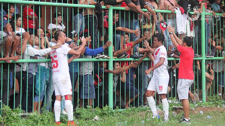 Pemain PSM Makassar menghampiri penonton di Stadion Marora. Copyright: © Liga Indonesia.id