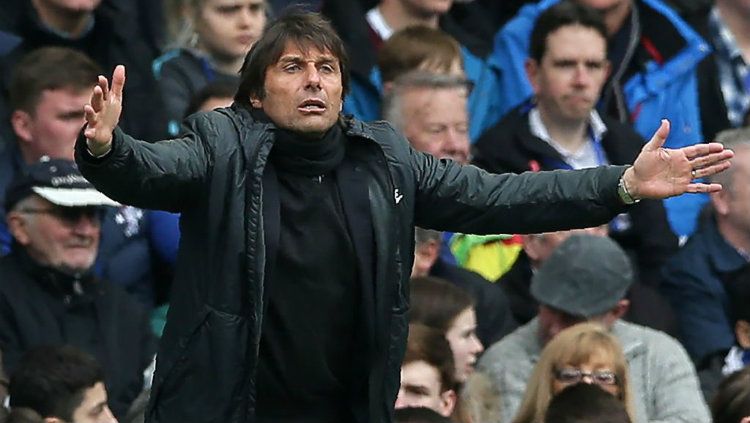 Pelatih Inter Milan Antonio Conte tampak kesulitan meracik skuatnya di pra musim dan aktivitas lesu timnya di Bursa transfer. Copyright: © Getty Images