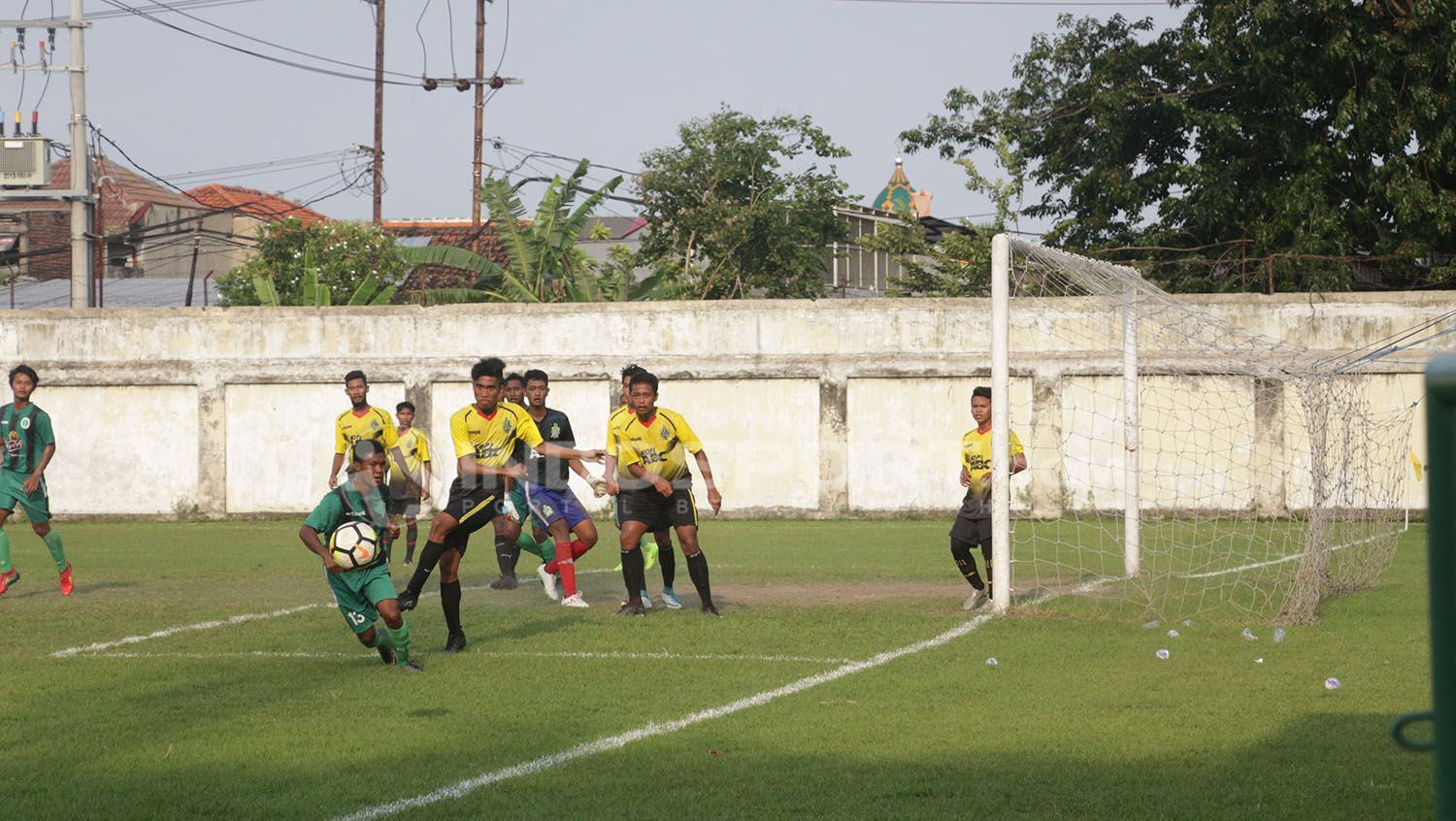 Pemain Persegres Putra (kuning) berupaya menghalau bola. Copyright: © Fitra Herdian/INDOSPORT.COM