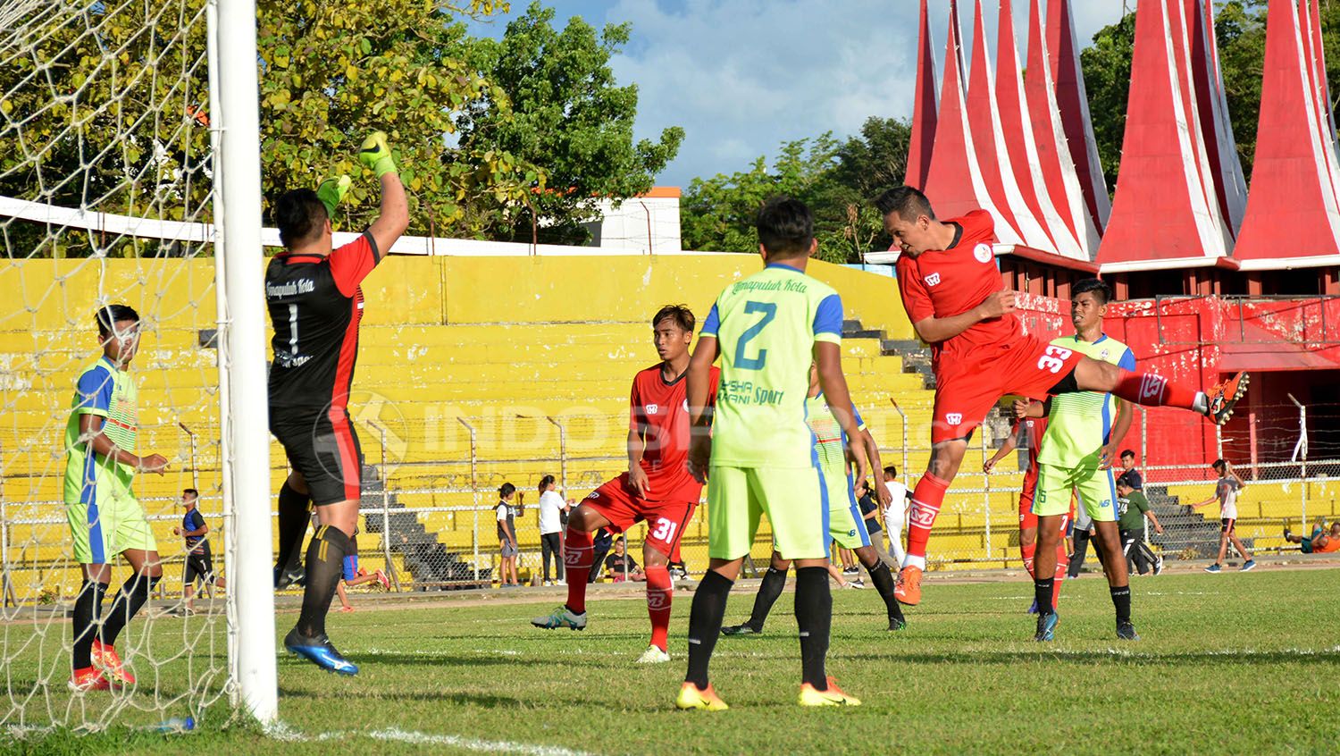 Semen Padang saat menghadapi Gasliko Kabupaten limapuluh kota dalam laga uji coba. Copyright: © Taufik Hidayat/INDOSPORT.COM