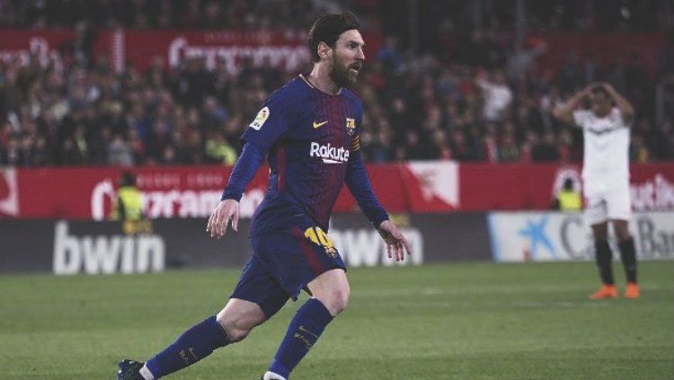 Lionel Messi membuat Muriel tertunduk lesu Copyright: © twitter