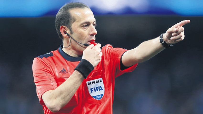 Cuneyt Cakir pernah menjadi wasit dalam laga Real Madrid vs Manchester United di Liga Champions 2012/13 lalu. Copyright: © Getty Images