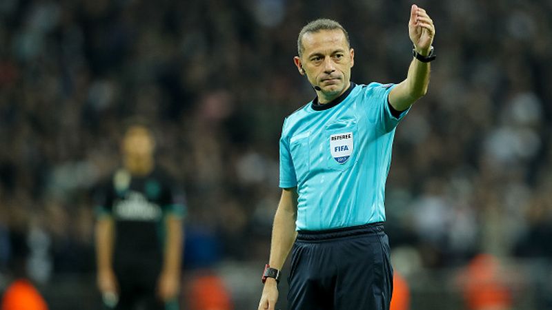 Cuneyt Cakir telah ditunjuk sebagai wasit laga semifinal Piala Dunia 2018 antara Kroasia melawan Inggris. Copyright: © Getty Images