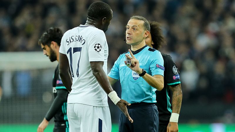 Cunet Cakir (kanan) saat memberikan menanggapi protes Sissoko. Copyright: © Getty Images