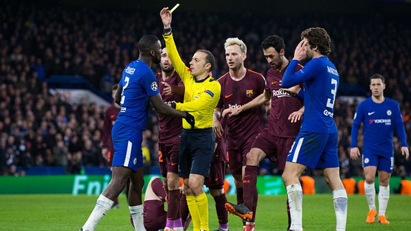 Cunet Cakir saat memimpin laga Chelsea vs Barcelona. Copyright: © Getty Images