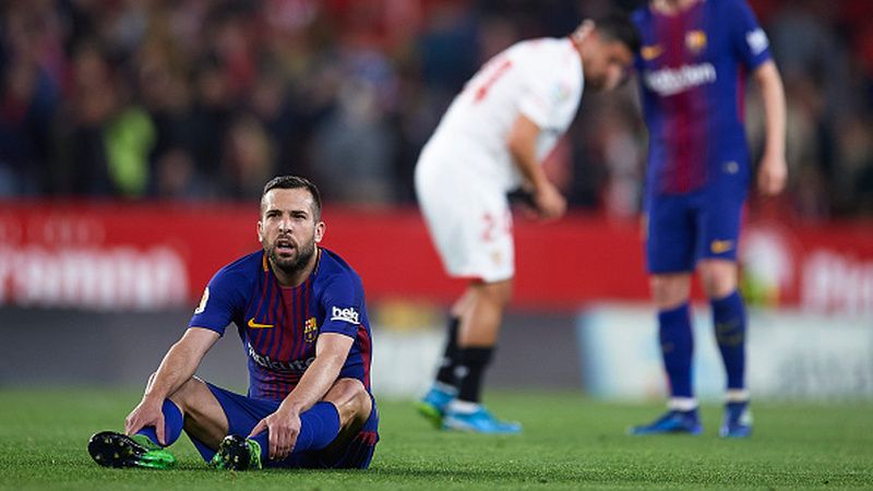 Jordi Alba tertunduk lesu pasca Sevilla mencetak gol. Copyright: © Getty Images