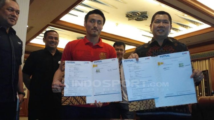 Hary Tanoe selaku ketua Federasi Futsal Indonesia (FFI) dan Kensuke Takahashi. Copyright: © Zainal Hasan/INDOSPORT