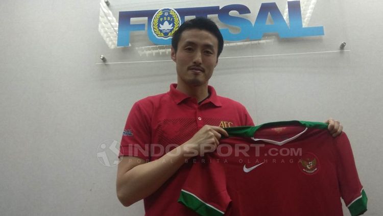 Kensuke Takahashi resmi jadi pelatih Timnas Futsal Indonesia. Copyright: © Zainal Hasan/INDOSPORT