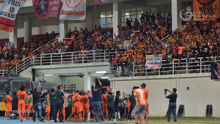 Borneo FC melambaikan tangan kepada suporter bentuk ucapkan terima kasih. Copyright: © www.liga-indonesia.id