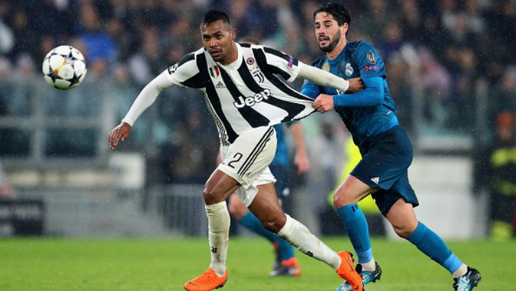 Isco mencoba hentikan Alex Sandro. Copyright: © Getty Images