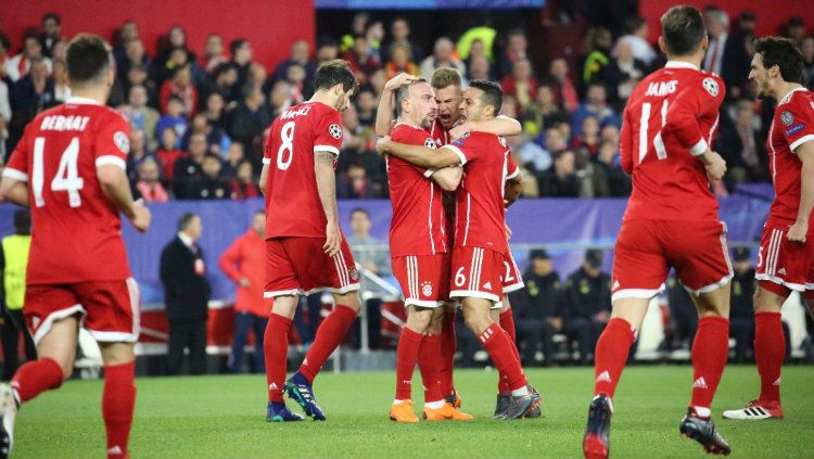 Selebrasi pemain pemain Munchen setelah gol bunuh diri Jesus Navas. Copyright: © Getty Images