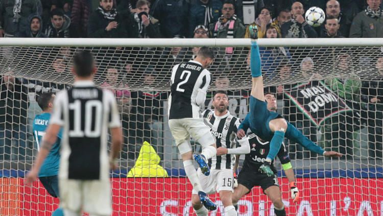 Gol bersejarah Ronaldo, sekaligus gol keduanya di pertandingan melawan Juventus di leg pertama perempatfinal Liga Champions Eropa. Copyright: © Getty Images