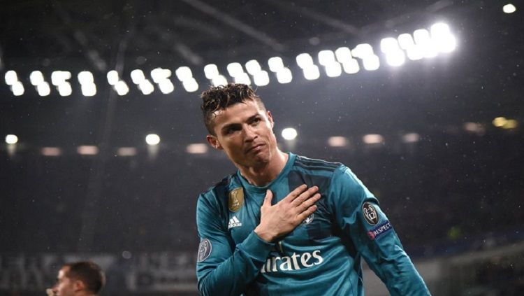 Gestur Ronaldo usai dapat applause dari fans Juventus. Copyright: © Twitter.
