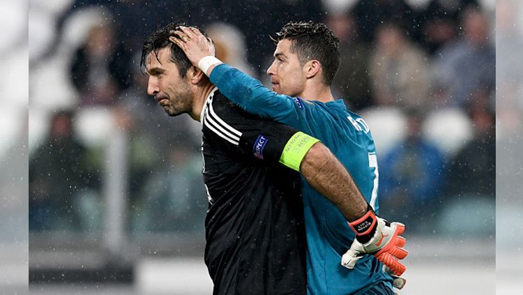 Cristiano Ronaldo (kanan) dan Gianluigi Buffon saat keduanya bertemu di final Liga Champions 2017. Copyright: © Getty Images