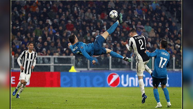 Tendangan Salto Cristiano Ronaldo ke gawang Juventus di perempatfinal Liga Champions 2017/18. Copyright: © Getty Images