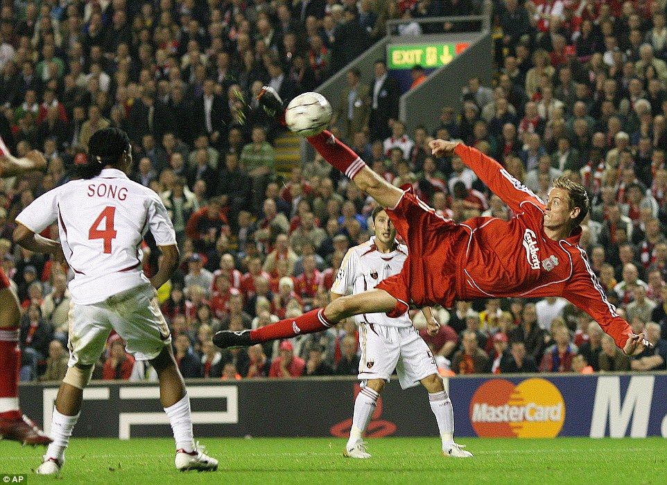 Terdapat tradisi ujian untuk pemain baru dari Jamie Carragher dan Steven Gerrard saat di Liverpool. Copyright: Â© INDOSPORT