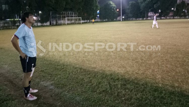 Ricky Yacobi sedang memantau saat timnya sedang latihan. Copyright: © Yohanes Ishak/INDOSPORT