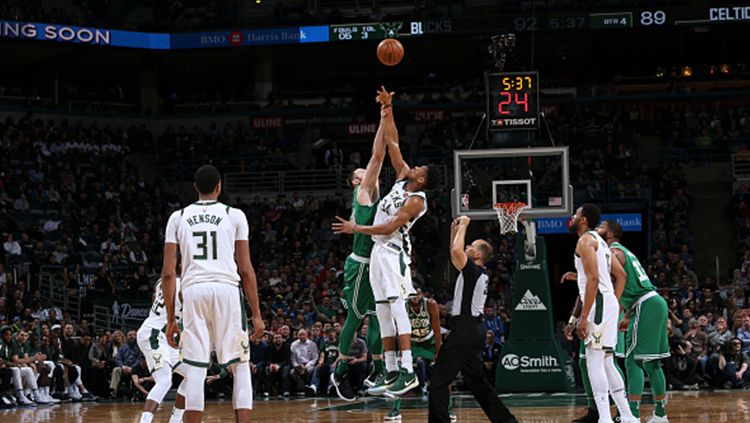 Aron Baynes dan Giannis Antetokounmpo berusaha mendapatkan bola. Copyright: © Getty Images