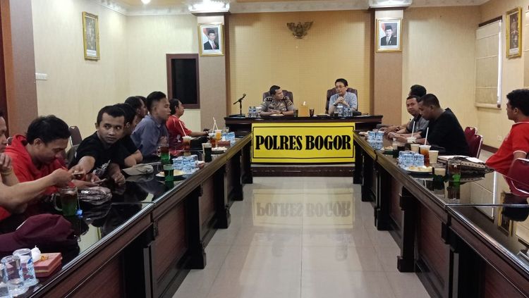 Persija Jakarta terkait penggunaan Stadion Pakansari. Copyright: © Media Persija