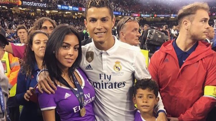 Cristiano Ronaldo dan sang kekasih, Georgina Rodriguez. Copyright: Â© Instagram@georginagio