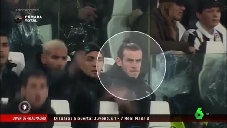 Ekspresi Bale melihat gol Ronaldo. Copyright: © Twitter.