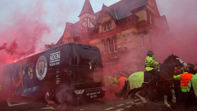 Kerusuhan suporter Liverpool yang melakukan pelemparan ke bus Manchester City. Copyright: © Getty Images