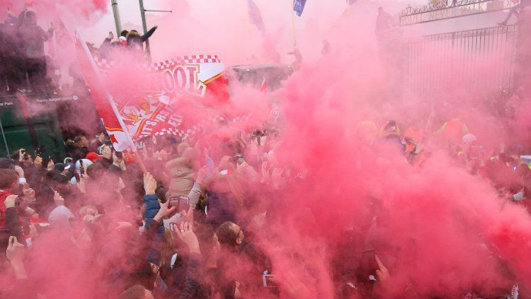 Kerusuhan suporter Liverpool yang melakukan pelemparan ke bus Manchester City. Copyright: © Getty Images