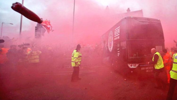 Kerusuhan suporter Liverpool yang melakukan pelemparan ke bus Manchester City. Copyright: © Getty Images