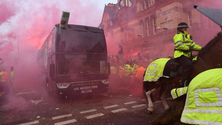 Kerusuhan suporter Liverpool yang melakukan pelemparan ke bus Manchester City. Copyright: © Getty Images