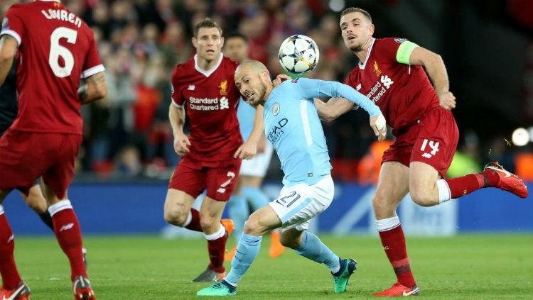 David Silva saat dijaga ketat oleh para pemain Liverpool, dalam laga lanjutan Liga Primer Inggris musim 2018/19. Copyright: © Twitter@ManCityEs