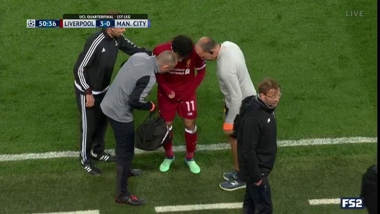 Mohamed Salah alami cedera di laga melawan Manchester City. Copyright: © Twitter/@FOXSoccer