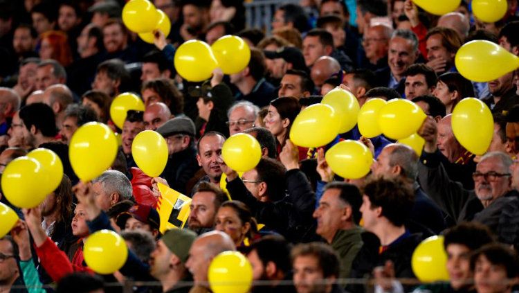 Balon kuning tanda protes di pertandingan Barcelona vs AS Roma. Copyright: © Getty Images